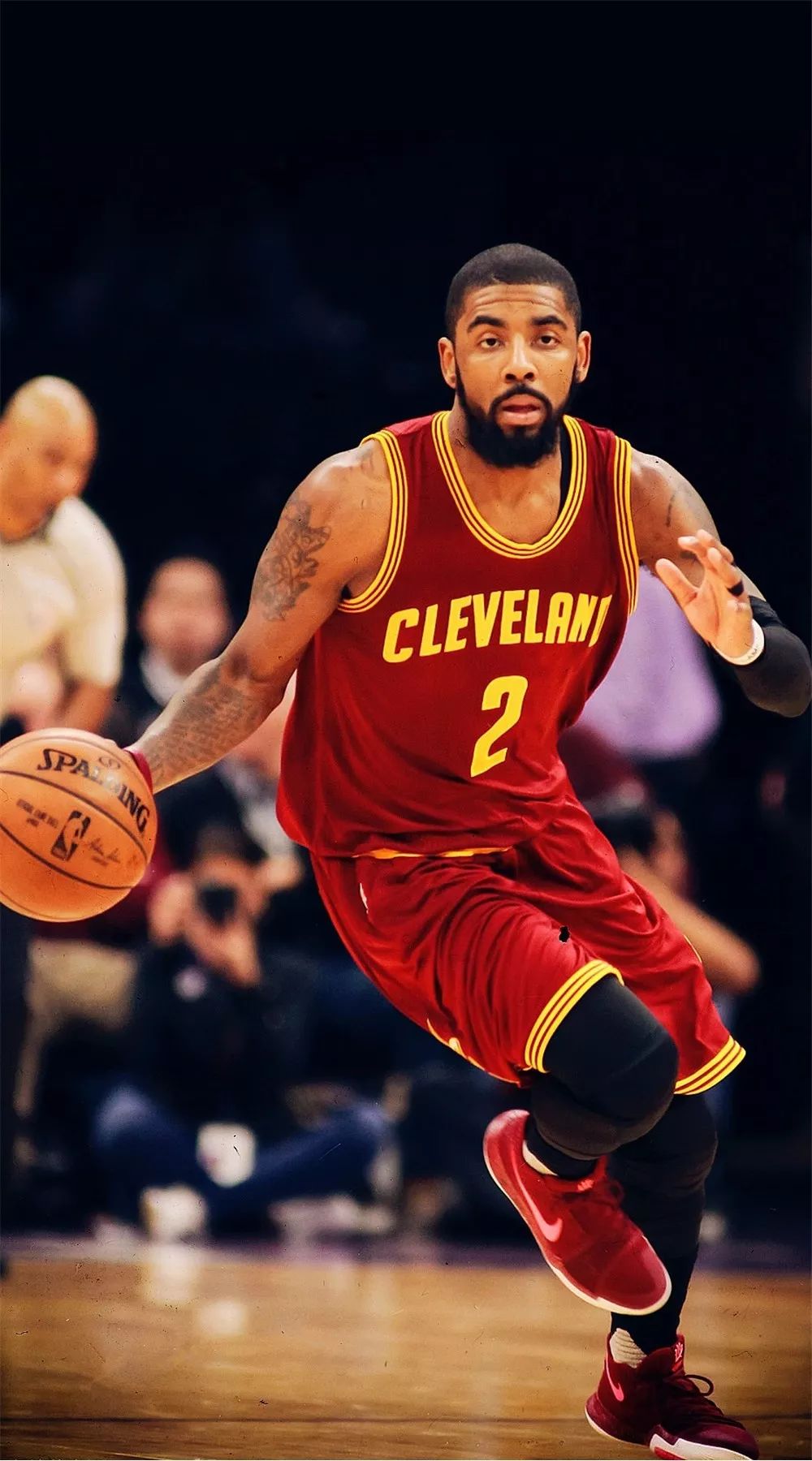 欧文突破防守造成杀伤球成功（欧文强突防线造犯规得手）