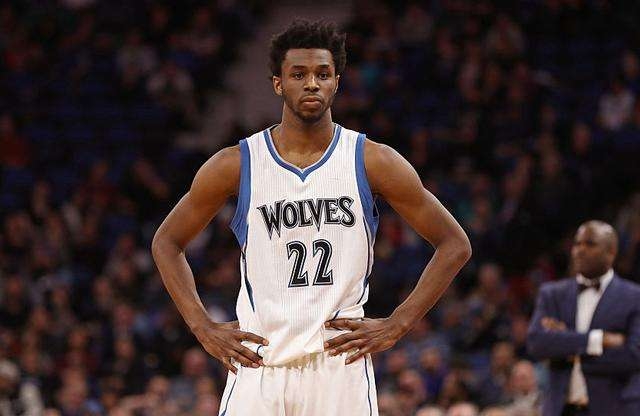 苏炳添退役，吴艳妮惹争议？晒出6年前合照，网友却认不出她是谁（苏炳添宣布退役，吴艳妮引发热议？晒出6年前合影，网友直呼认不出）