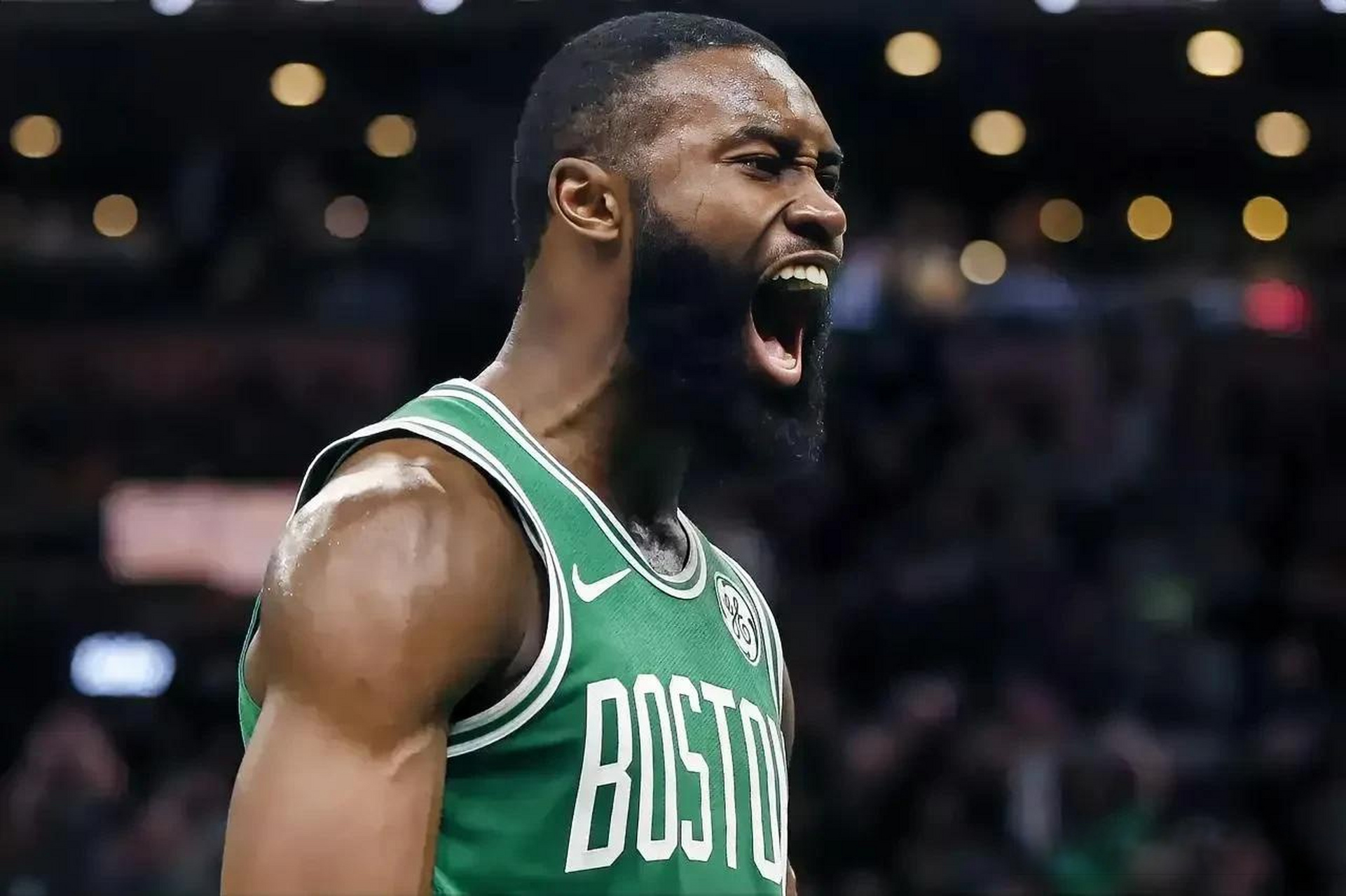 杰伦·布朗本赛季已经10次单节砍下15+，高居联盟第一（杰伦·布朗本季单节15+达成10次，领跑全联盟）