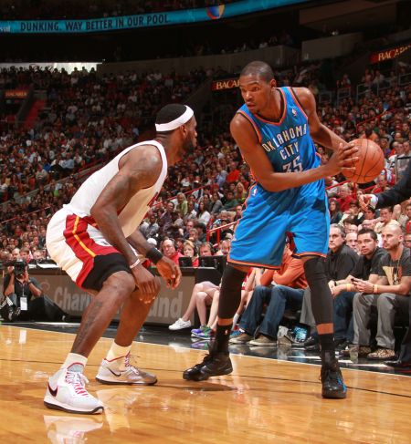 巴萨26／27赛季主场球衣谍照：配色灵感源自翻新后的诺坎普（巴萨26／27赛季主场球衣谍照流出：配色灵感取自焕新后的诺坎普）