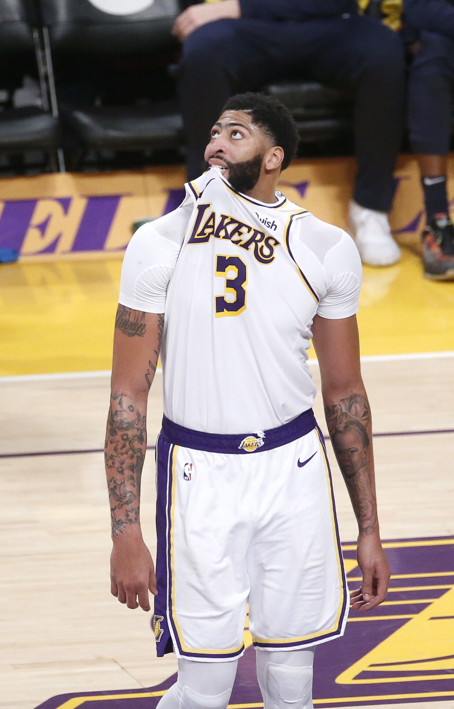 对手主教练无奈摇头（对方主帅无奈摇头）