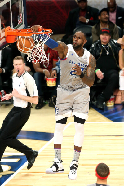 中场大师接受采访金句不断刷屏（中场大师专访金句频出刷爆全网）