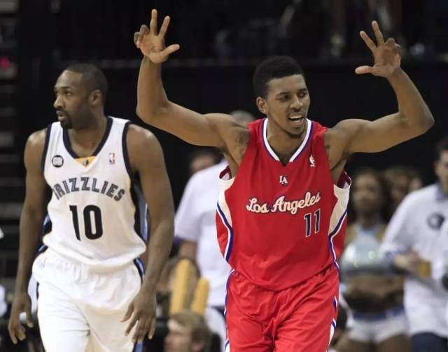 打破小贝纪录，布鲁日前锋福布斯是欧冠对巴萨传射最年轻球员（布鲁日前锋福布斯超越小贝，创欧冠对阵巴萨传射最年轻纪录）