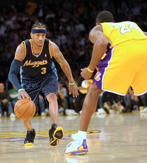 记者：王刚伤情比想象中好，侯森缝了20多针坐火车返京（记者称王刚伤势好于预期，侯森缝20余针已乘火车回京）